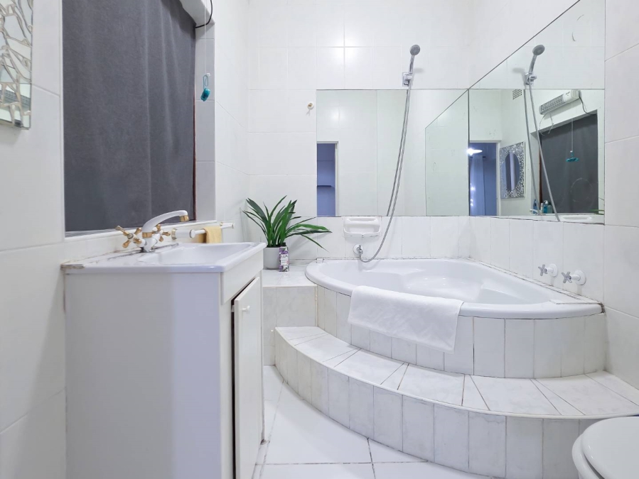 6 Bedroom Property for Sale in Green Point Western Cape